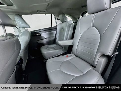 Used 2022 Toyota Highlander XLE AWD/4WD image 24