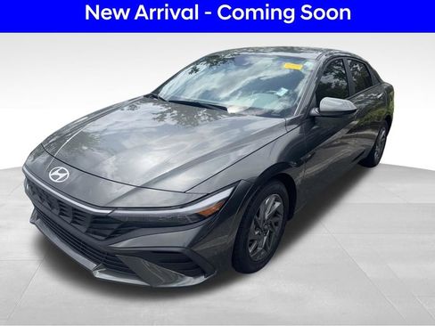 Used 2024 Hyundai Elantra SEL image 2
