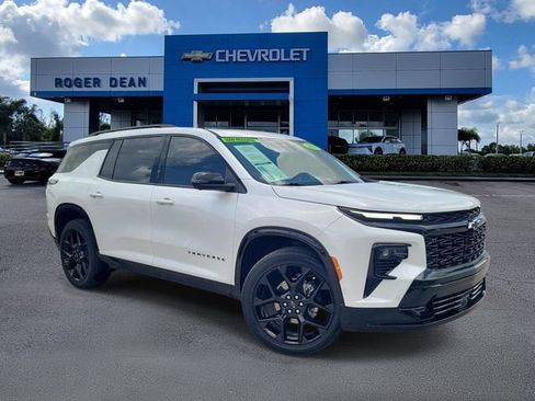 Used 2025 Chevrolet Traverse RS FWD image 1