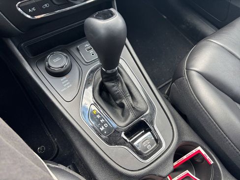 Used 2021 Jeep Cherokee Latitude Plus AWD/4WD image 19