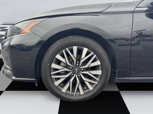 Used 2024 Nissan Altima 2.5 SV FWD image 14