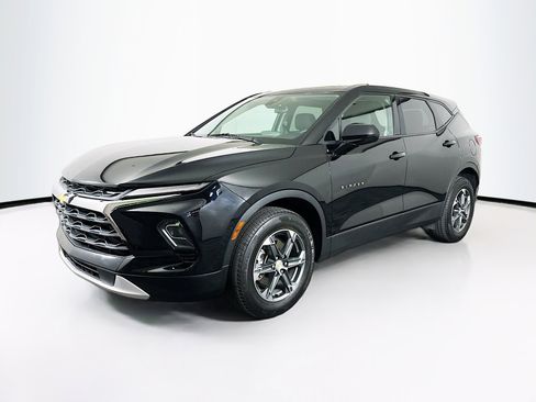 Used 2025 Chevrolet Blazer LT image 3