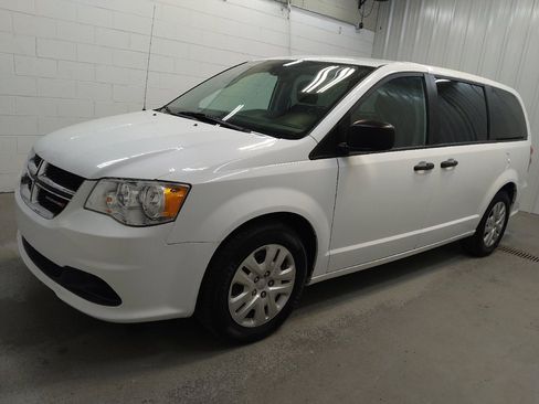 Used 2019 Dodge Grand Caravan SE w/ UConnect Hands-Free Group FWD image 2