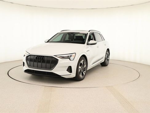 Used 2022 Audi e-tron Premium image 12