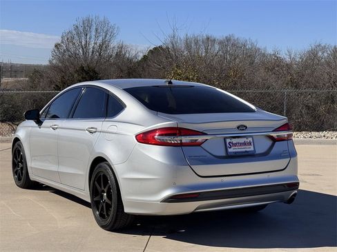 Used 2018 Ford Fusion SE w/ Fusion SE Technology Package image 4