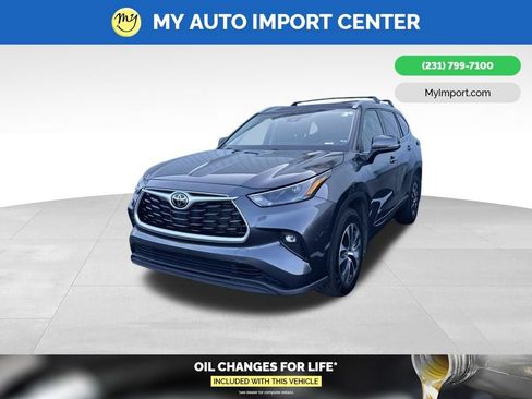 Used 2022 Toyota Highlander XLE AWD/4WD image 3