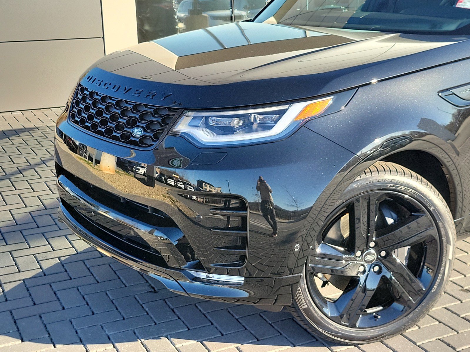 Used 2025 Land Rover Discovery Dynamic SE AWD/4WD image 11