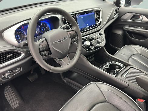 Used 2025 Chrysler Pacifica Limited FWD image 13