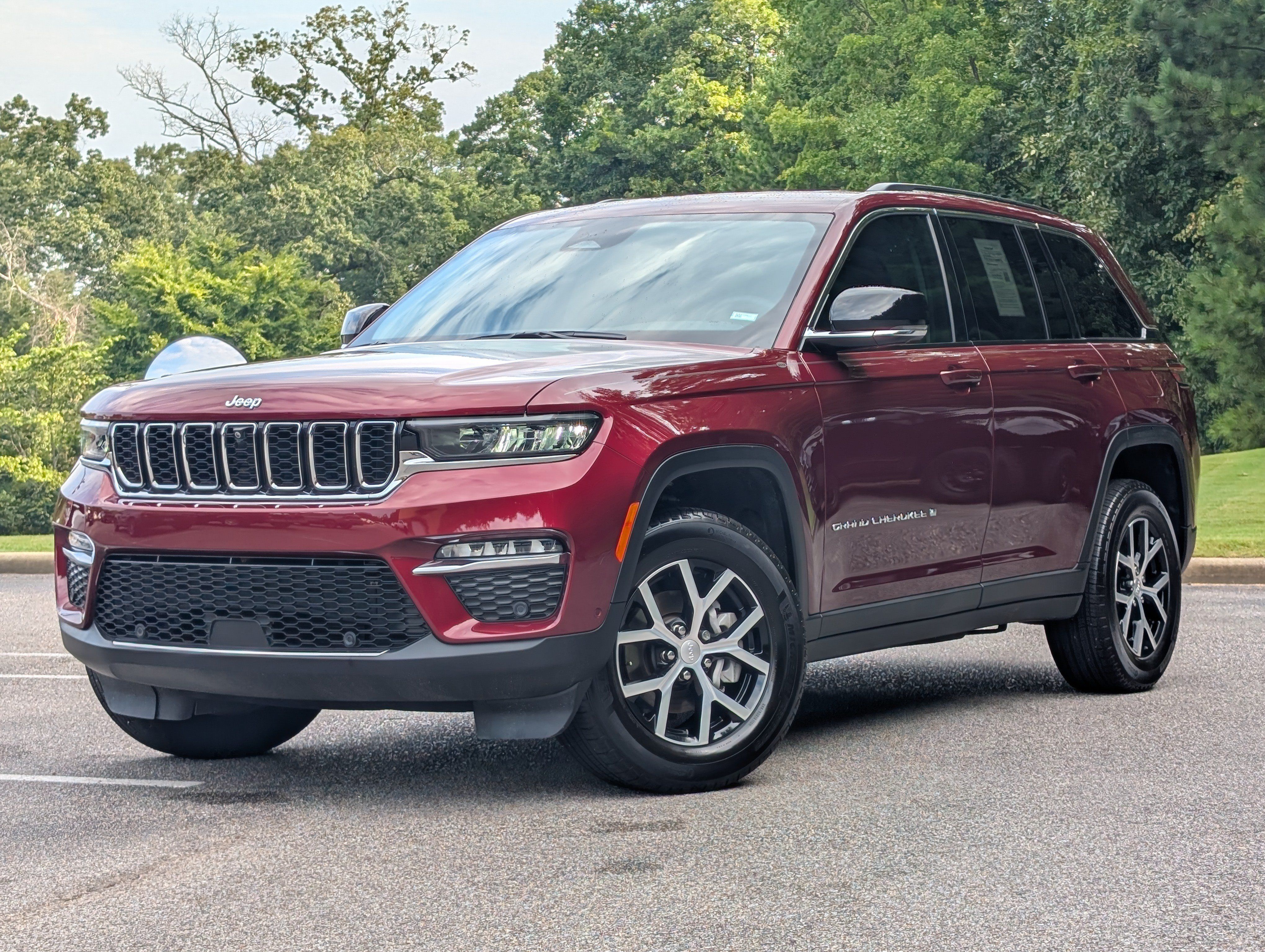 Used 2024 Jeep Grand Cherokee Limited w/ Luxury Tech Group II AWD/4WD image 4