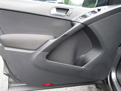 Used 2014 Volkswagen Tiguan S image 9