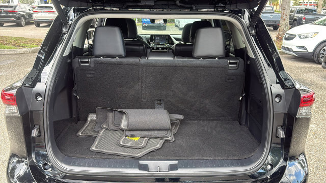 Used 2022 Toyota Highlander XLE FWD image 9