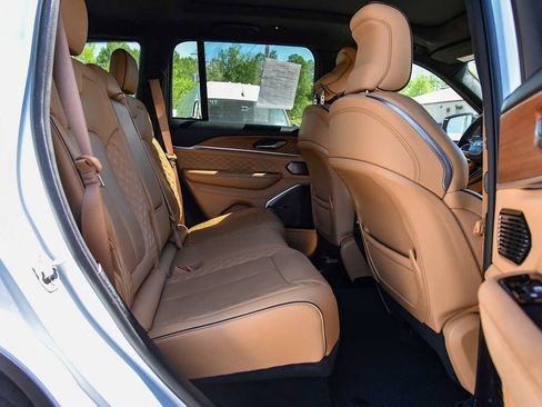 Used 2023 Jeep Grand Cherokee Summit AWD/4WD image 11