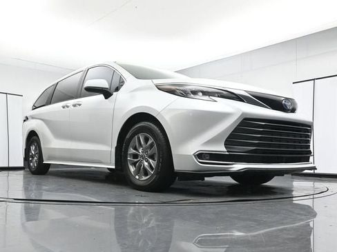 Used 2024 Toyota Sienna XLE FWD image 27