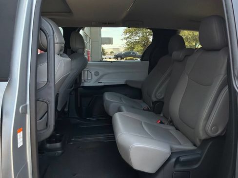 Used 2025 Toyota Sienna XLE FWD image 12