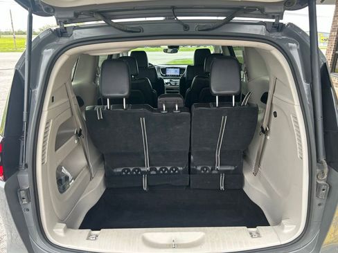 Used 2023 Chrysler Pacifica Touring-L FWD image 4