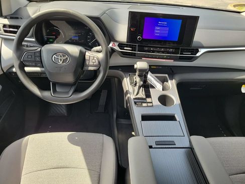 New 2026 Toyota Sienna LE FWD image 27