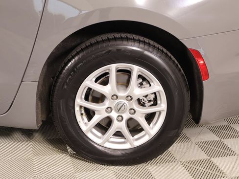 Used 2021 Chrysler Pacifica Touring-L FWD image 19