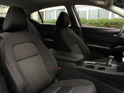 Used 2025 Nissan Altima 2.5 SV FWD image 27