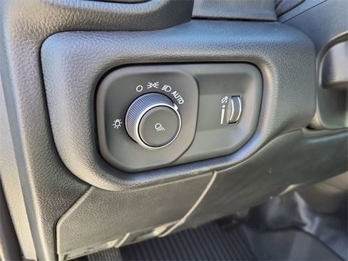 Used 2024 RAM 2500 Tradesman w/ Chrome Appearance Group image 14