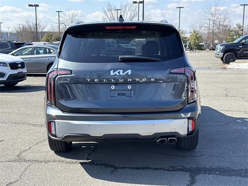 Used 2023 Kia Telluride EX w/ EX Captain's Chair Package image 3