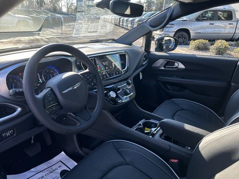 New 2026 Chrysler Pacifica Limited w/ S Appearance Package image 14