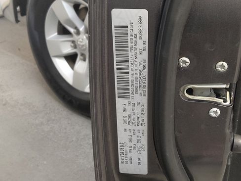 Used 2017 RAM 1500 Classic SLT AWD/4WD image 33