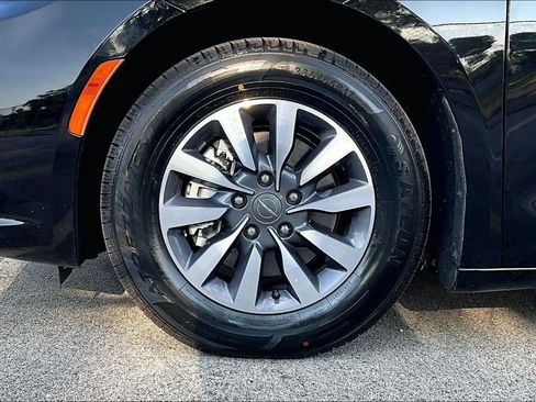 Used 2024 Chrysler Pacifica Limited FWD image 9