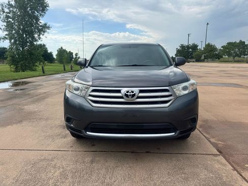 Used 2012 Toyota Highlander FWD w/ Tow Pkg image 4