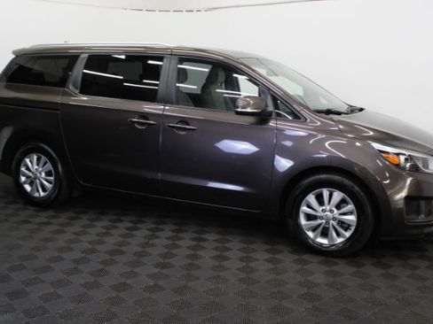 Used 2016 Kia Sedona LX w/ Option Group 020 FWD image 4