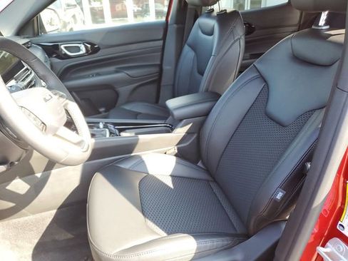 New 2026 Jeep Compass Latitude image 13