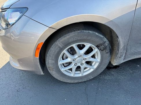 Used 2017 Chrysler Pacifica Touring image 9