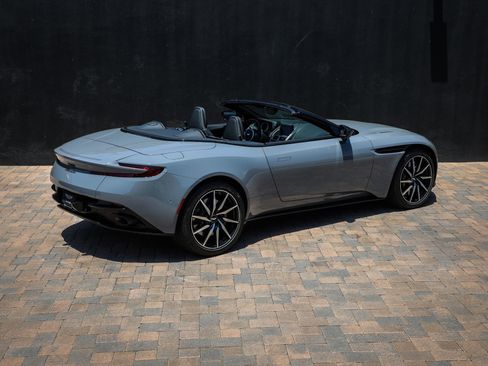 Used 2022 Aston Martin DB11 Coupe RWD image 4