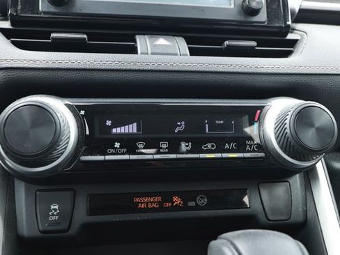 Used 2019 Toyota RAV4 LE FWD image 19
