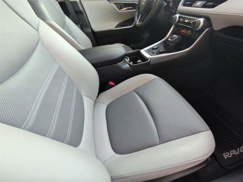 Used 2020 Toyota RAV4 Limited image 19