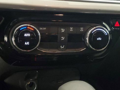 Used 2025 Chevrolet Trax LT image 21