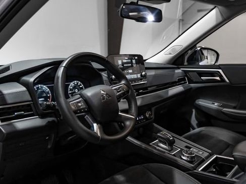 Used 2024 Mitsubishi Outlander SE image 3