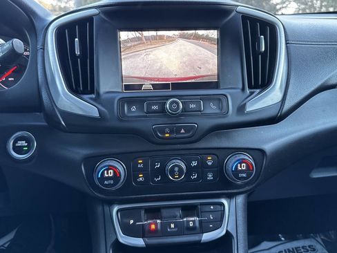 Used 2022 GMC Terrain SLE w/ Driver Convenience Package image 19