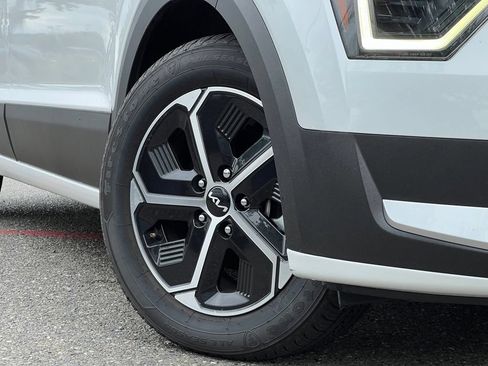 Certified 2023 Kia Niro EX FWD image 2