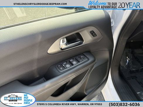New 2027 Chrysler Pacifica Select w/ Family Tech Group AWD/4WD image 17