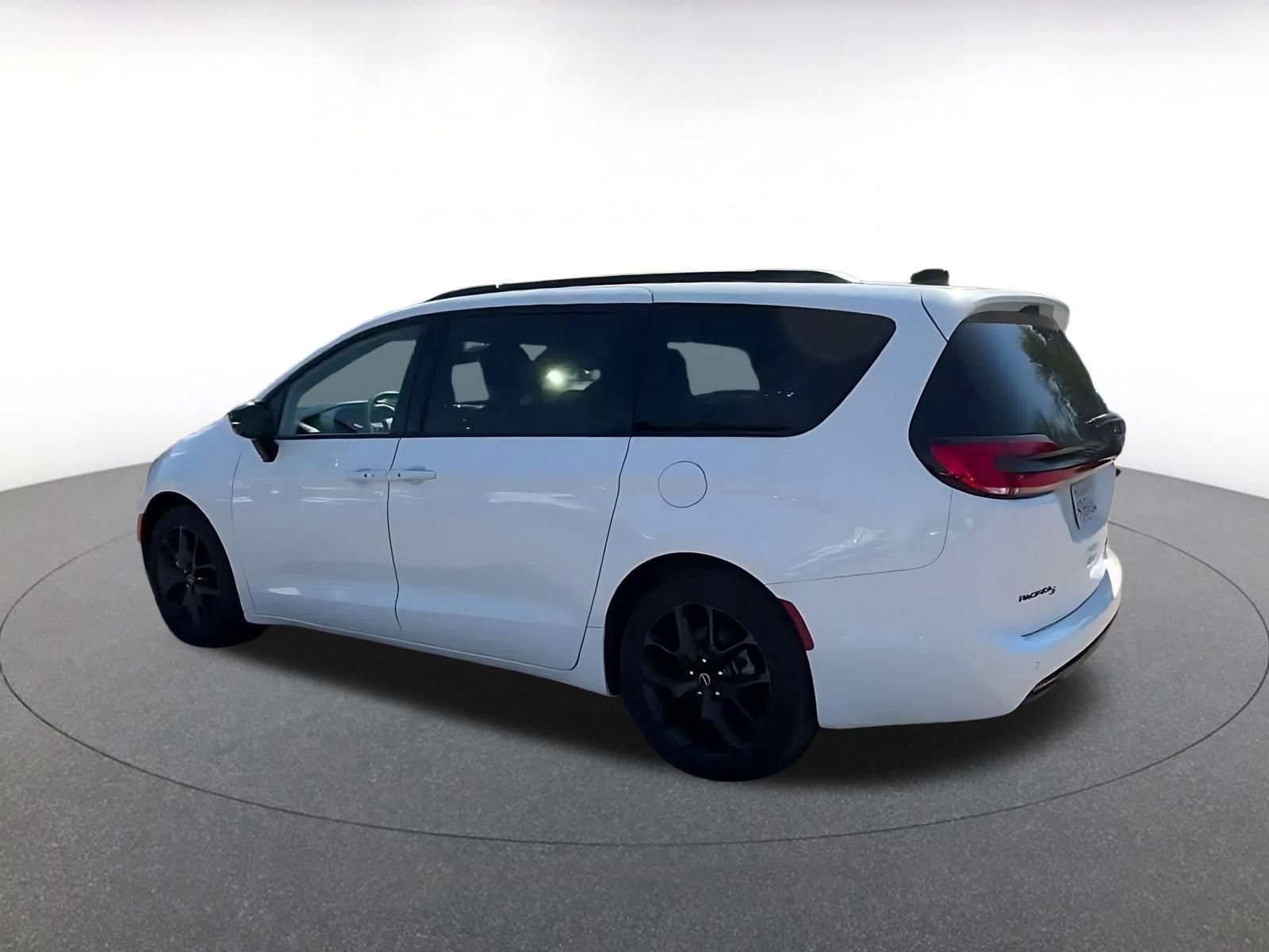 Used 2025 Chrysler Pacifica Limited FWD image 9