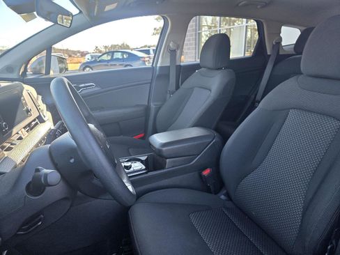 Used 2024 Kia Sportage LX image 9