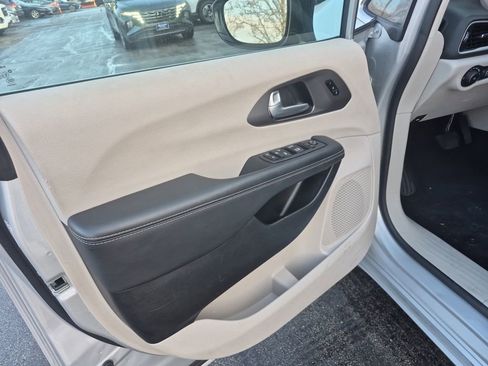 Used 2024 Chrysler Pacifica Touring-L image 20