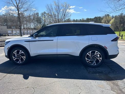 Used 2025 Lincoln Nautilus Premier w/ Jet Appearance Package image 9