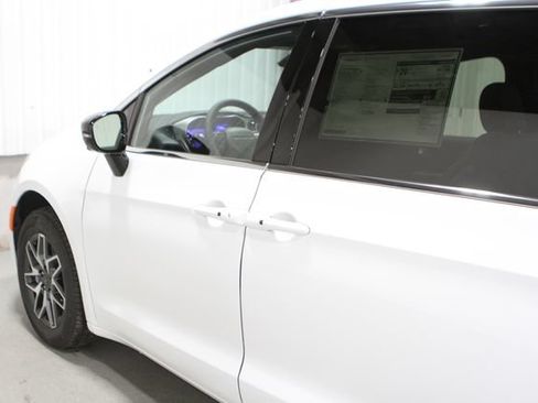 New 2027 Chrysler Pacifica Limited AWD/4WD image 28