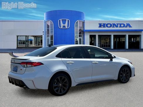 Used 2025 Toyota Corolla SE FWD image 9