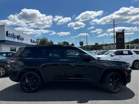 Used 2023 Jeep Grand Cherokee Limited w/ Black Appearance Package AWD/4WD image 2
