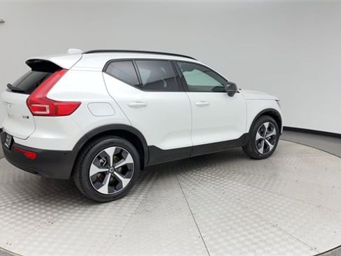 Certified 2025 Volvo XC40 B5 Plus image 2