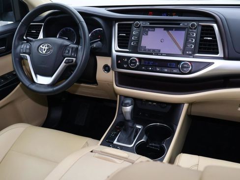 Used 2019 Toyota Highlander XLE image 10
