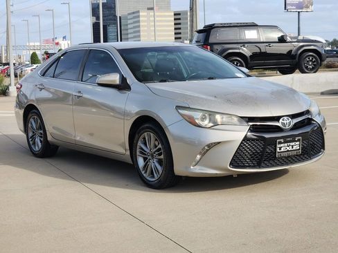Used 2016 Toyota Camry SE image 3