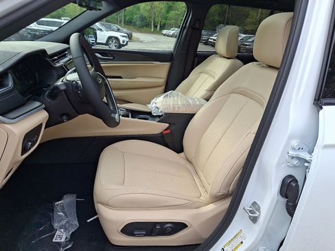 New 2025 Jeep Grand Cherokee Limited w/ Luxury Tech Group II image 8